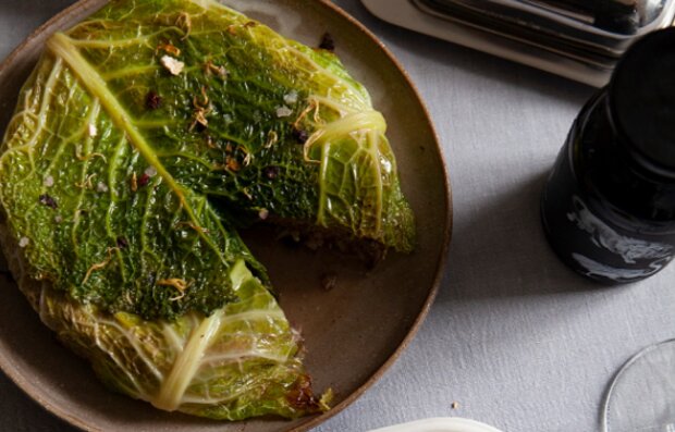 У ньому немає ні ложки борошна: рецепт ситного та соковитого м'ясного пирога в капустяному листі