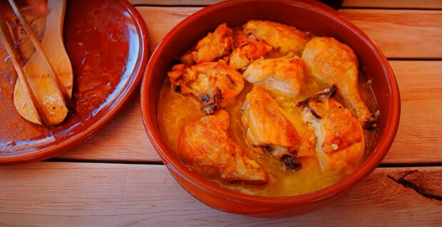 От такого блюда будут все в восторге: рецепт курицы по-грузински, запеченной в молочно-чесночном соусе