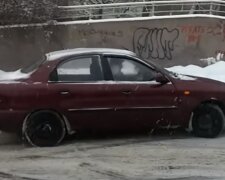 Автомобіль взимку: скрін з відео