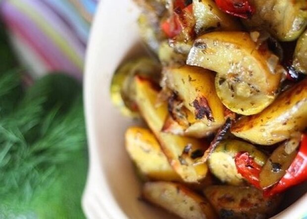Це справжні літні ласощі: рецепт маринованої картоплі з кабачками та болгарським перцем