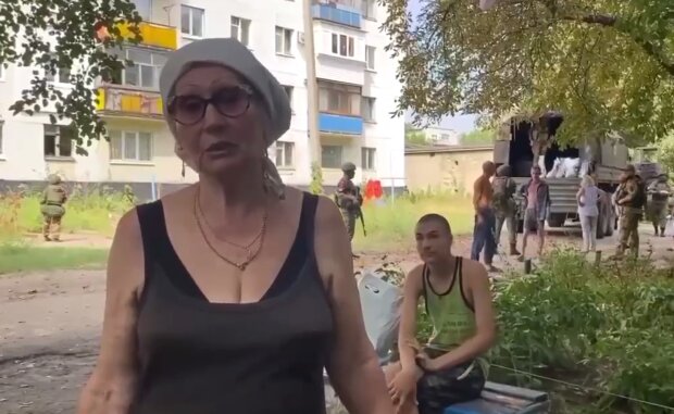 "Тепер живемо добре": мешканка Лисичанська готує на дровах та хвалить російських солдатів. Відео