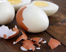 Четыре простых способа, которые помогут быстро очистить вареные яйца