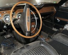 "Капсула времени": в заброшенном гараже нашли редкий Ford Mustang, который стоял там 40 лет