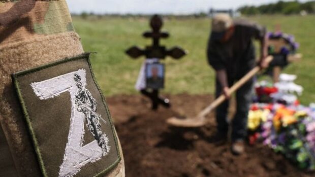Сотні хрестів та свіжих вінків: у Росії знайшли секретний цвинтар військових. Відео