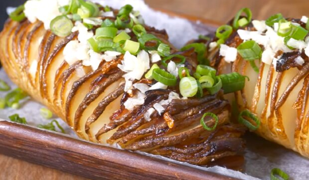 Рецепт ситної картоплі, запеченої із салом у рукаві. Фото: YouTube