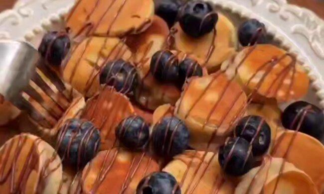 Бананові міні-панкейки, кадр з відео