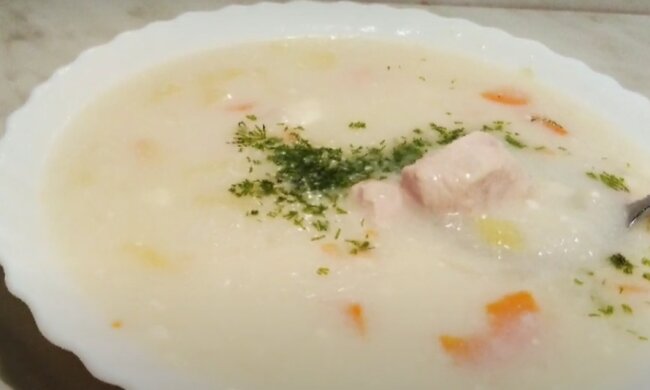 Его захочется кушать прямо из кастрюли: рецепт аппетитного куриного супа с плавлеными сырками