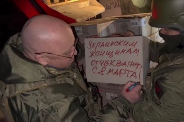 Дивно, що всі не «вдули»: ватажок «Вагнера» Пригожин привітав українок із 8 березня, підписавши коробки зі вкраденим українським шампанським