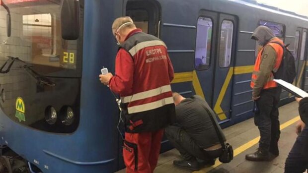 Люди закрывали глаза: в Киеве девушка прыгнула на рельсы в метро и пошла навстречу поезду. Фото