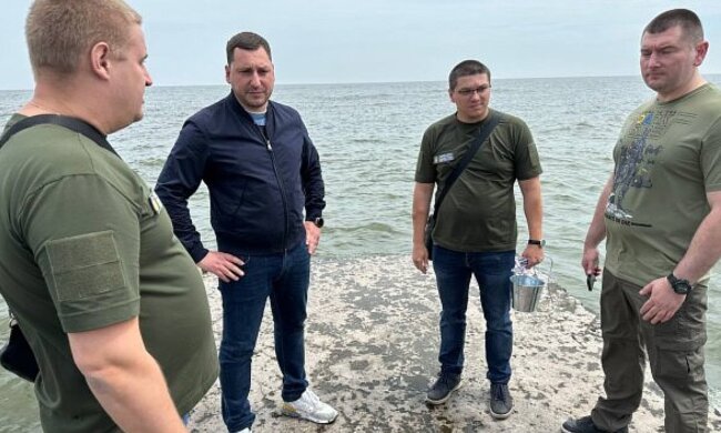 Госэкоинспекция взяла пробы воды: в Каховском водохранилище продолжается обмеление, а в Днепре - химикаты и нефть