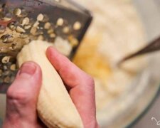 Ідеальний сніданок: як приготувати пишні оладки на кефірі з бананом. Рецепт