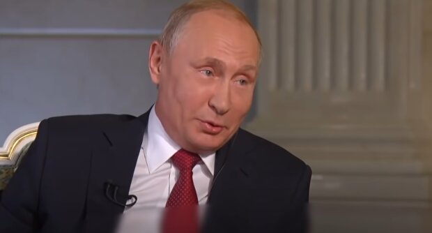 "Нюхает какашки": Путин нанял охранника, который складывает его фекалии в пакетики