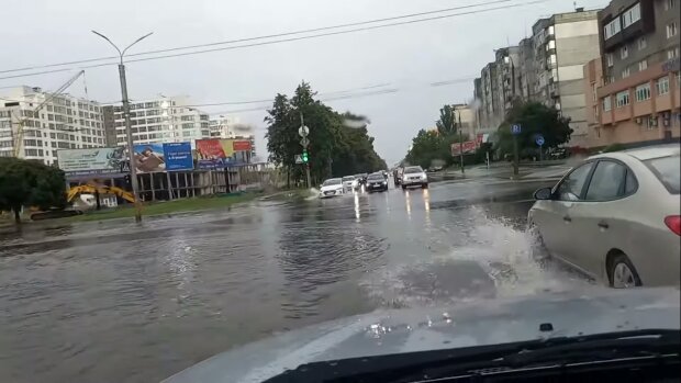 Затоплені будинки і вулиці. Негода «знівечила» частину України. Ніби кінець світу