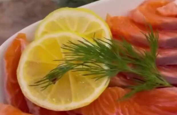 Солона червона риба, кадр з відео