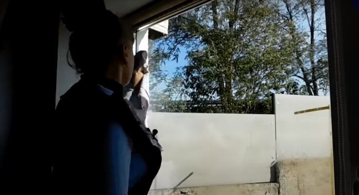 Мытье окна: скрин с видео