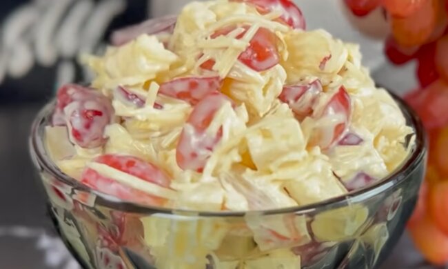 Салат з виноградом, кадр з відео