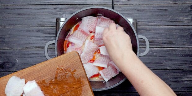 Один лише запах вже натякає на добавку: рецепт рибного жаркого по-закарпатськи з у бульйоні та томатному соусі