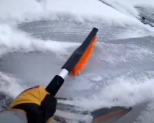Щетка для снега: скрин с видео
