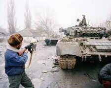 Дикі люди: російські солдати везли додому жіночий труси, вкрадені в Україні. Відео