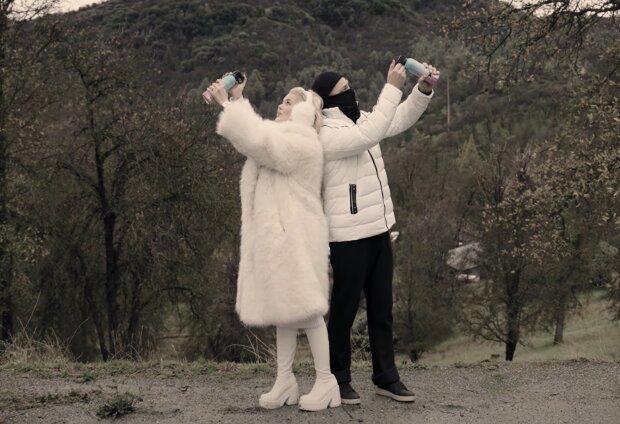 Аліна Гросу, кадр з кліпу на пісню "Жити на повну"