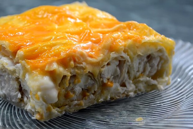 Удовольствие гарантировано: рецепт быстрого пирога из лаваша с курицей и сыром