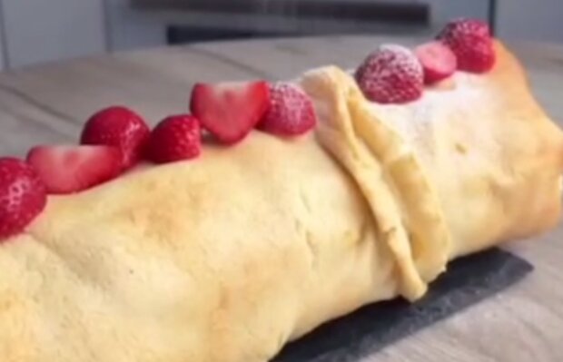 Млинець з кремом і ягодами, кадр з відео