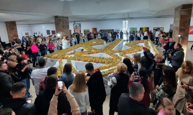 Готовимся к победе: во Львове создали Тризуб из тысячи пасхальных куличей. Видео