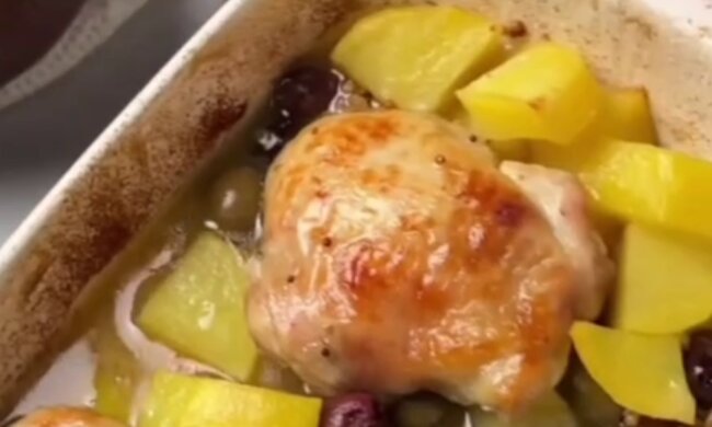 Куриные бедра в белом вине, кадр из видео