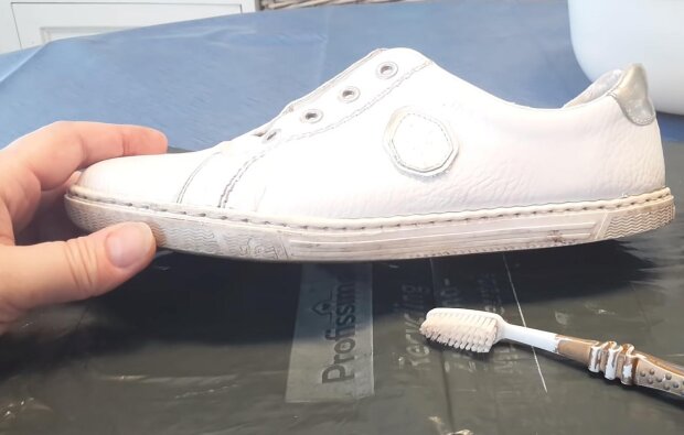 Чим відмити білі кросівки, які пожовтіли: спробуйте ці прості лайфхаки