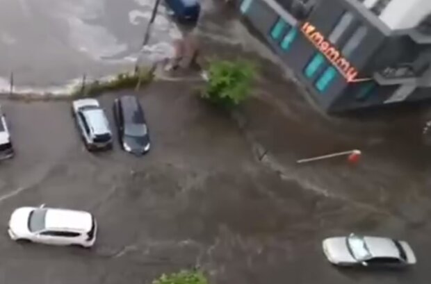 Львов уходит под воду: видео мощнейшего потопа. Земля проваливается, машины плывут