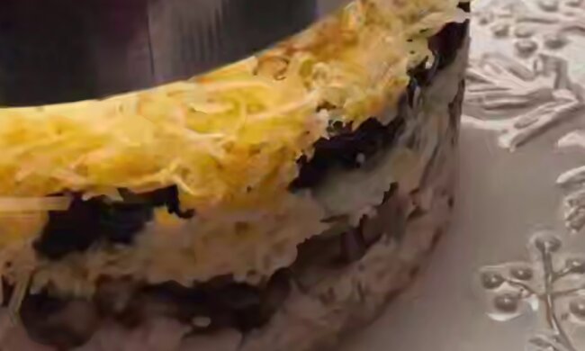 Салат з куркою та чорносливом, кадр з відео