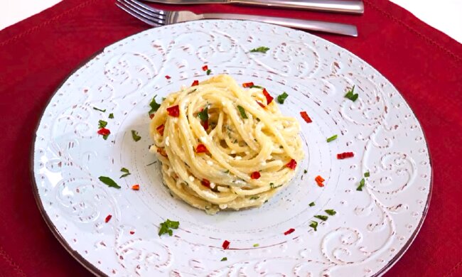 Рецепт макарон с молоком и сыром на сковородке. Фото: YouTube