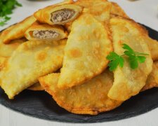 Рецепт быстрых мини-чебуреков с сочной мясной начинкой. Фото: YouTube