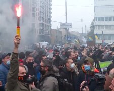 Протесты под зданием КСУ. YouTube
