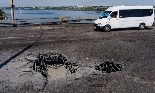 Мощные удары по Антоновскому мосту: появились первые фото и видео