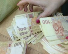По 100 тысяч в одни руки: простых украинцев осчастливили новыми выплатами. Кто получит