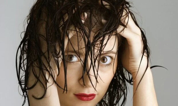 «Гармата» та «соломи» не буде: як правильно лягає спати з мокрим волоссям, щоб зранку виглядати як із салону