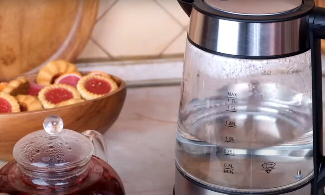 Електричний чайник: скрін з відео
