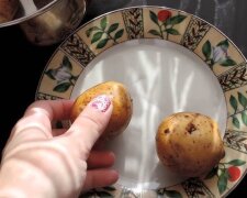 Шкірка сама злізе: як за допомогою старовинної хитрості в одну мить почистити відварену картоплю