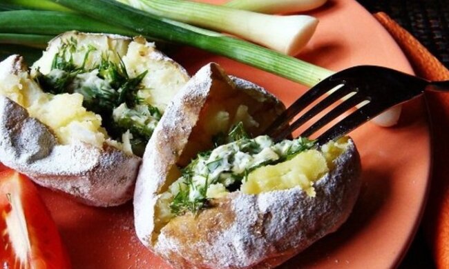 Печeный картофель "Как на костре", фото: youtube.com