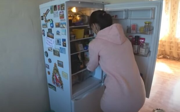 Холодильник з продуктами. Фото: скріншот YouTube-відео