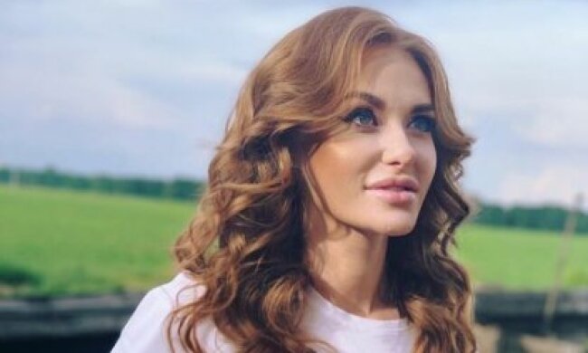 Приймаю вітання: Слава Камінська засвітила тест, натякнувши на вагітність