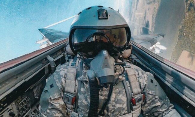 Чудом выжил: украинский пилот показал, как выглядит после воздушного боя