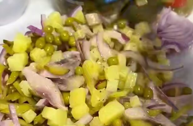 Салат с селедкой и картофелем, кадр с видео