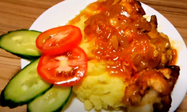 Попробуйте сделать именно так: рецепт нежных куриных крылышек в томатном соусе, которые съедаются сразу