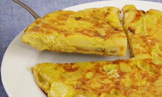 Ситно і дуже швидко: рецепт омлету з картоплею, натертою на тертці