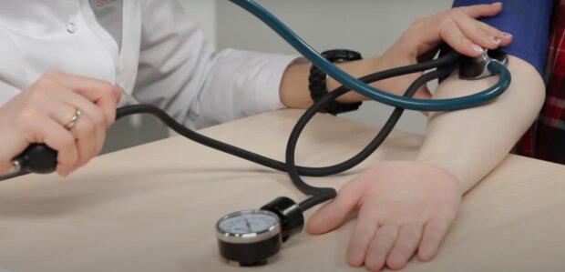 Лікар міряє тиск. Фото: скріншот YouTubе