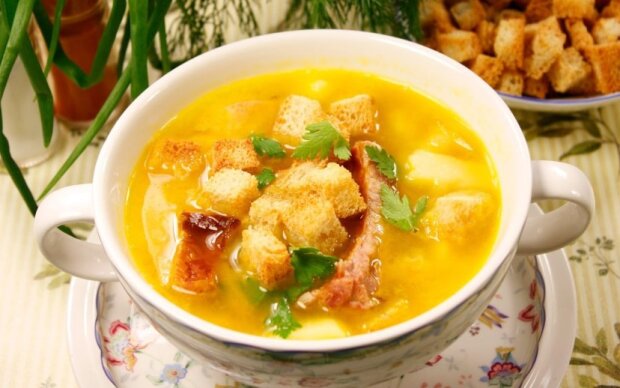 Сирний суп із мисливськими ковбасками, фото: youtube.com