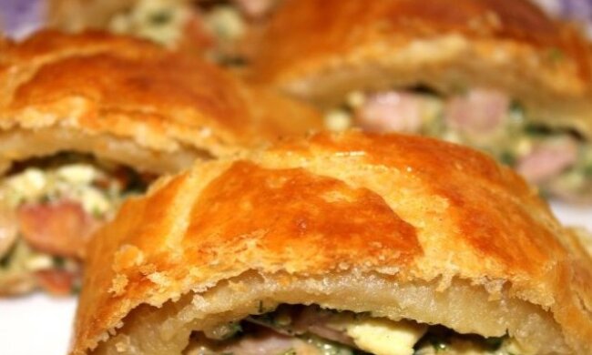 Розмітають за пару хвилин: рецепт листкового рулету з шинкою та сиром. Обов'язково спробуйте