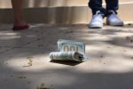 Вы об этом очень пожалеете: почему ни в коем случае нельзя поднимать деньги, найденные на улице